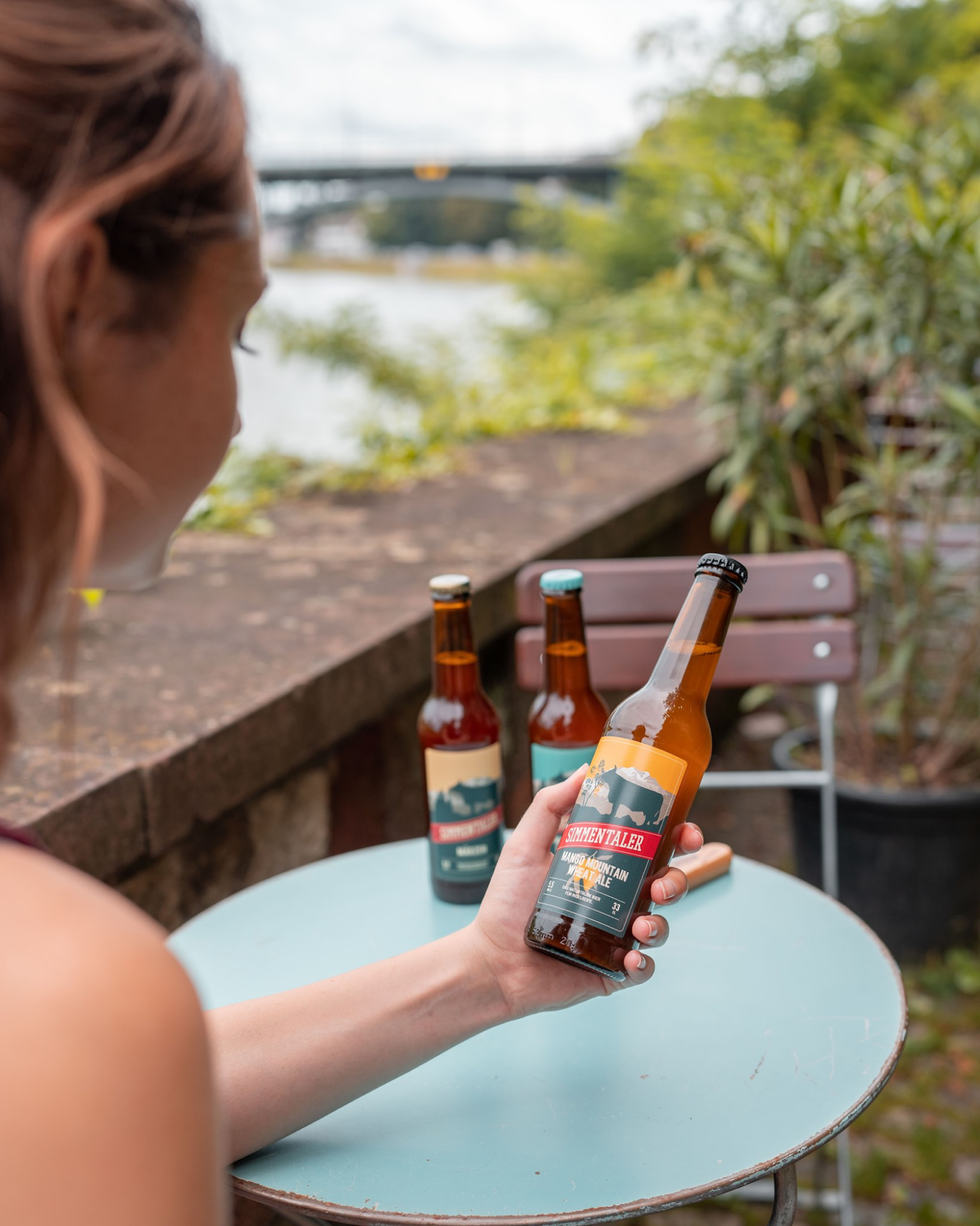 Simmentaler Bier Image Foto: Frau mit Bier in der Hand