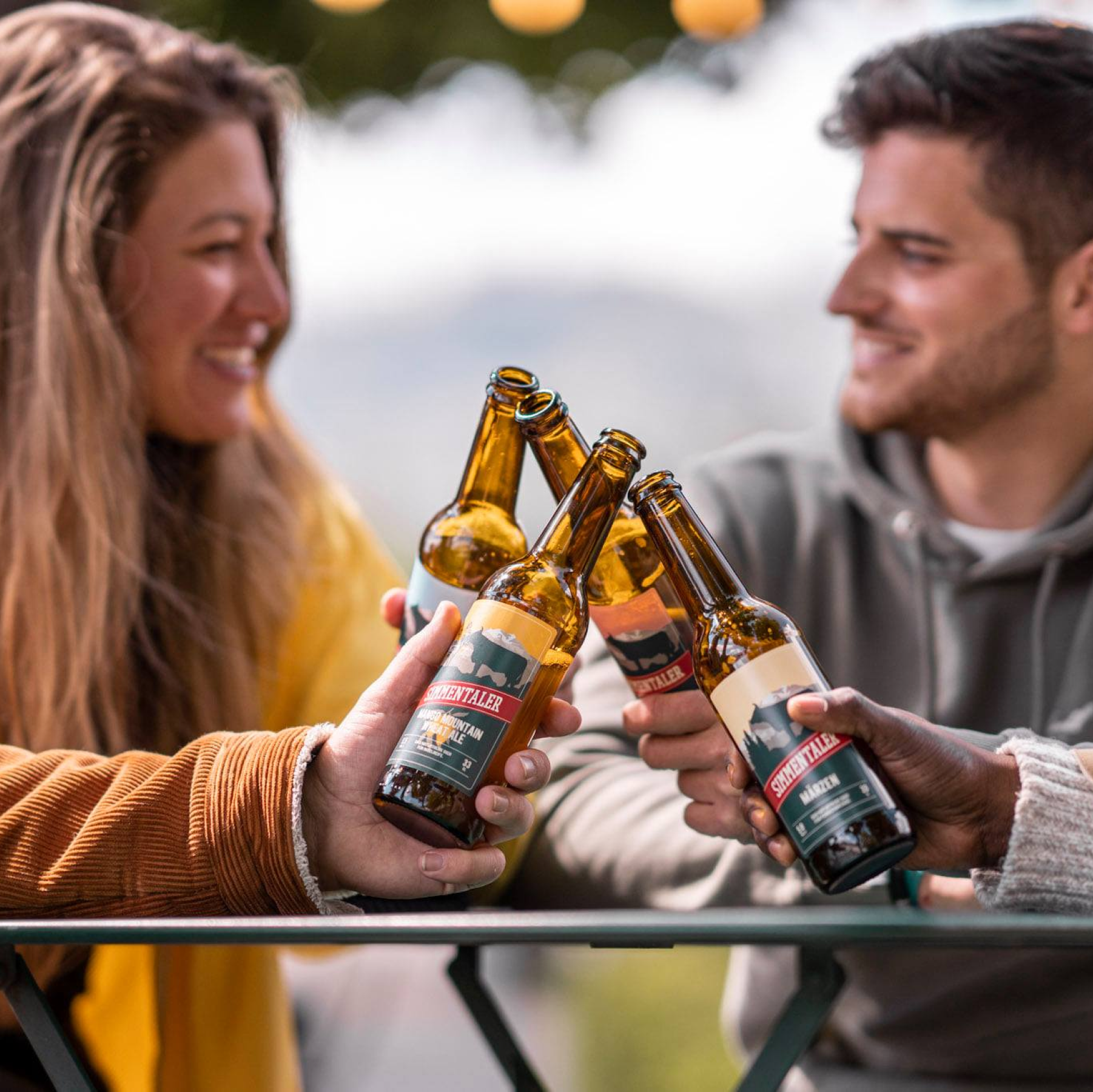 Bild für den von Bier trinkenden, jungen Menschen