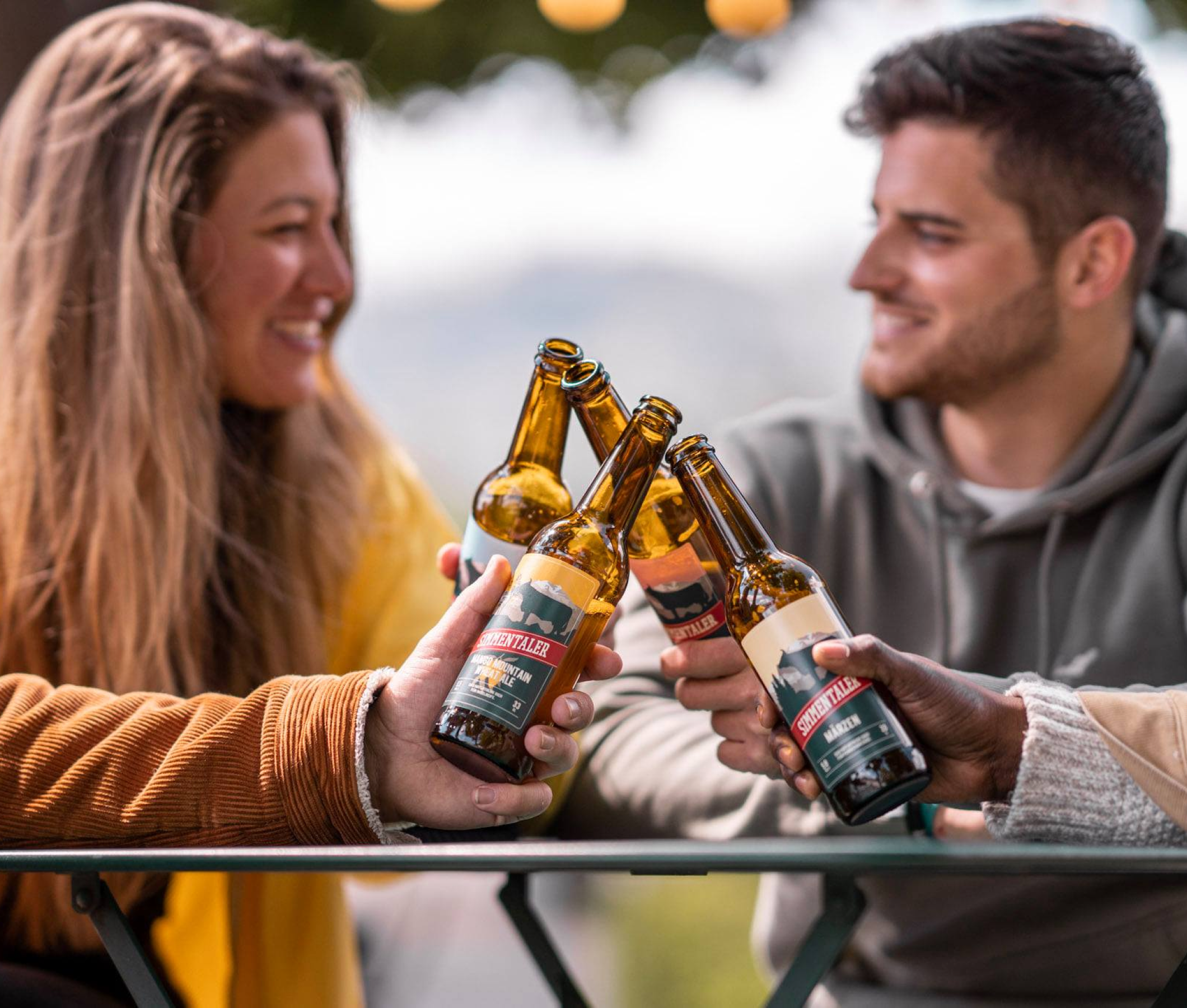 Bild für den von Bier trinkenden, jungen Menschen
